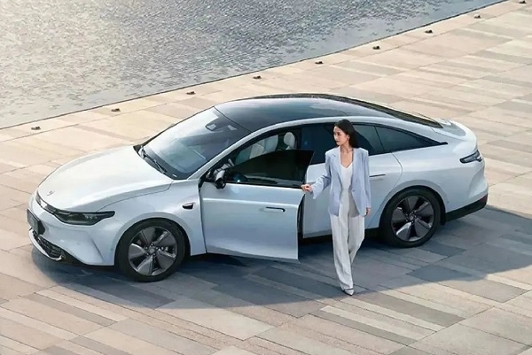 零跑汽車11月交付8047輛 年內(nèi)交付逾10萬輛