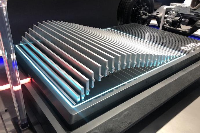 能打3個三元鋰?磷酸鐵鋰電池不止“墻內開花墻內香”