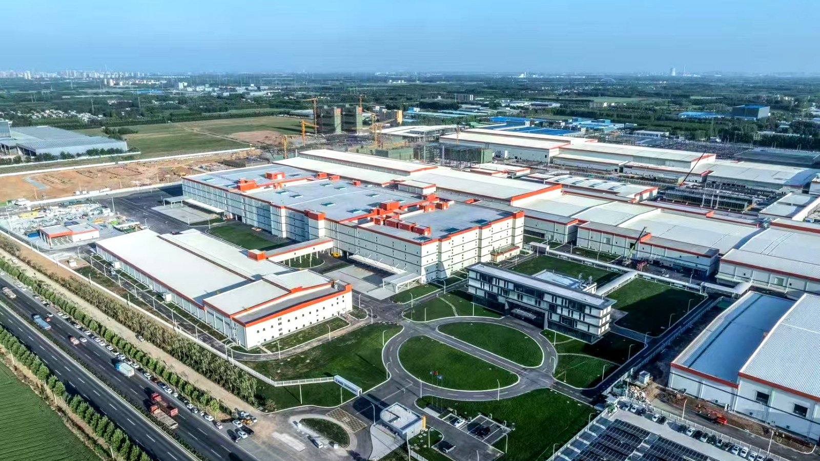 一邊是頭部企業(yè)擴(kuò)產(chǎn)從從容容！一邊是鋰電項(xiàng)目終止匆匆忙忙