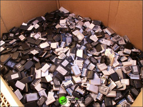 一塊手機(jī)電池污染6萬升水環(huán)保之路任重道遠(yuǎn)