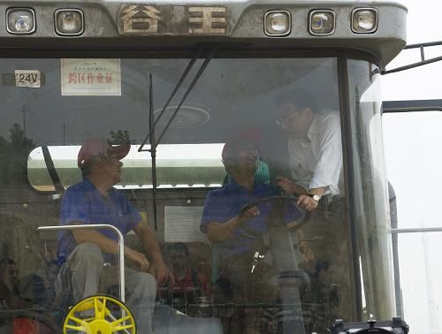  這是6月7日，李克強在邯鄲縣裴堡東村登上收割機駕駛室向農機手了解小麥收成情況。新華社記者 黃敬文 攝