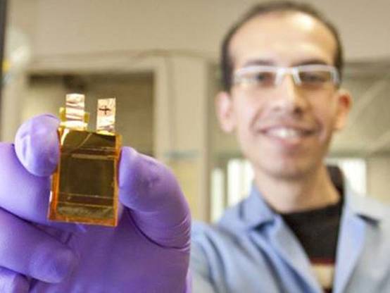 埃及科學家發(fā)明新型電池 手機充電30秒可用數(shù)周