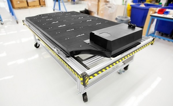 特斯拉：中國(guó)“黑雨”催生“綠色環(huán)?！避噺?fù)興