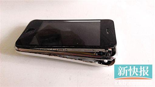 靜止狀態下的iPhone3突然自行爆開。