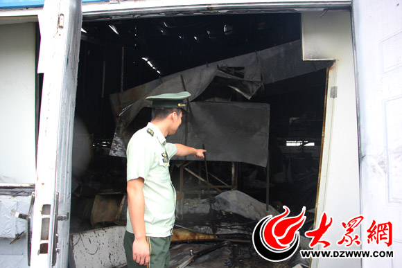成武縣消防大隊工作人員向記者介紹相關(guān)情況 成武縣消防大隊工作人員向記者介紹相關(guān)情況