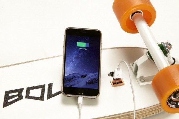 電動滑板小而美 Bolt不僅能通勤還能給手機充電 電動滑板小而美 Bolt不僅能通勤還能給手機充電