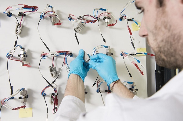 研究人員正在接入測試一塊鈉離子電池