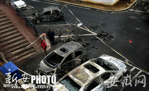 安徽合肥一小區(qū)充電電動車突起火 殃及兩輛轎車被燒毀 安徽合肥一小區(qū)充電電動車突起火 殃及兩輛轎車被燒毀