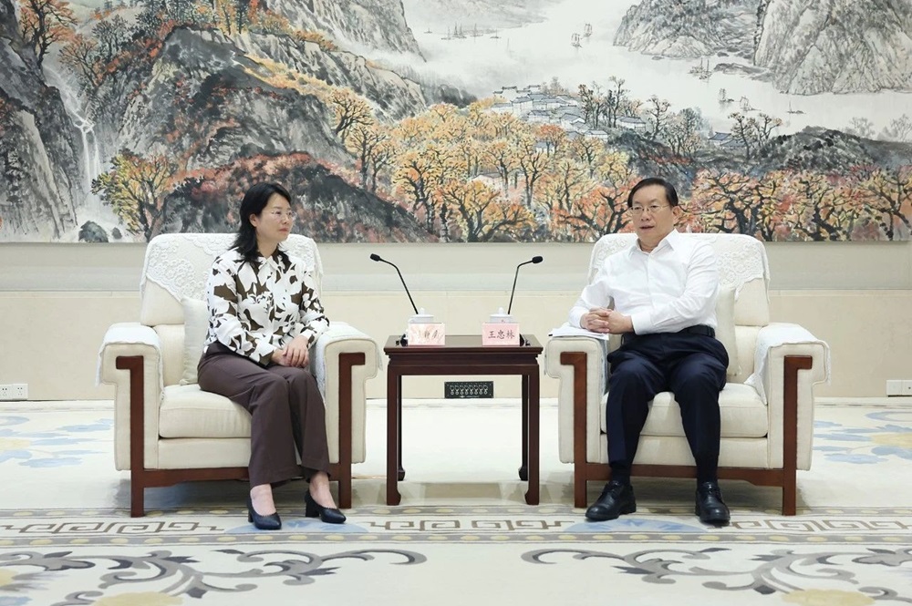 中創新航董事長劉靜瑜拜訪湖北省委書記、省人大常委會主任王忠林 圖源:中創新航 中創新航董事長劉靜瑜拜訪湖北省委書記、省人大常委會主任王忠林 圖源:中創新航