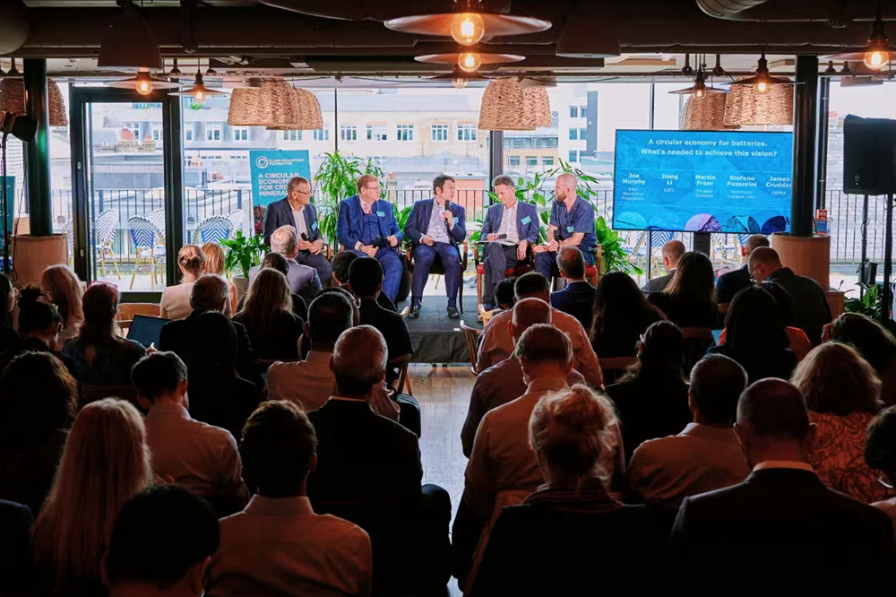 德國(guó)科學(xué)院院士斯蒂法諾?帕瑟里尼教授,英國(guó)環(huán)境部官員詹姆斯?克魯達(dá)斯,寧德時(shí)代副總經(jīng)理、董事會(huì)秘書(shū)蔣理,英國(guó)法拉第研究所CEO馬丁?弗利爾等現(xiàn)場(chǎng)探討電池循環(huán)經(jīng)濟(jì)的實(shí)踐路徑 德國(guó)科學(xué)院院士斯蒂法諾?帕瑟里尼教授,英國(guó)環(huán)境部官員詹姆斯?克魯達(dá)斯,寧德時(shí)代副總經(jīng)理、董事會(huì)秘書(shū)蔣理,英國(guó)法拉第研究所CEO馬丁?弗利爾等現(xiàn)場(chǎng)探討電池循環(huán)經(jīng)濟(jì)的實(shí)踐路徑