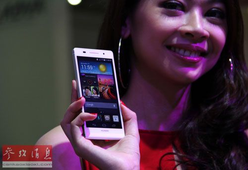 一名模特在新加坡亞洲通訊展上展示華為公司的新款智能手機Ascend P6。新華社記者陳濟朋攝