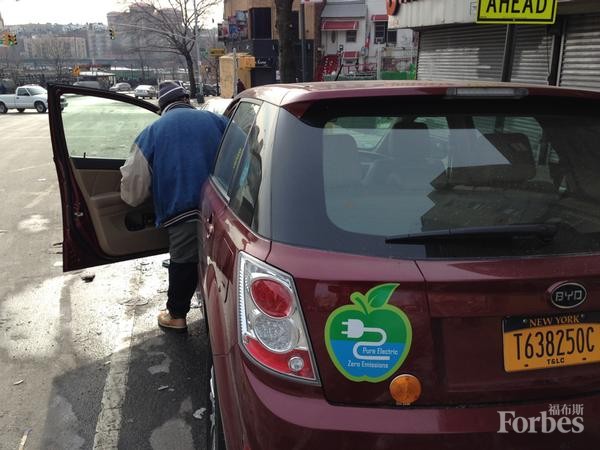 費(fèi)用高、故障多、充電難：電動(dòng)出租紐約上路難
