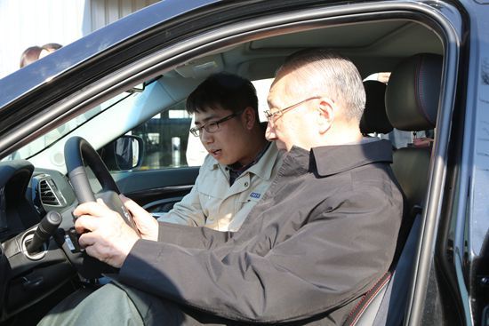 李嵐清：堅(jiān)定電動(dòng)汽車發(fā)展路線和混合所有制