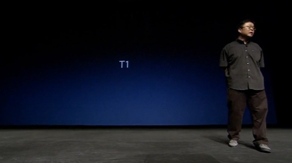 羅永浩發(fā)布錘子手機(jī) 反響褒貶不一粉絲夸業(yè)界罵