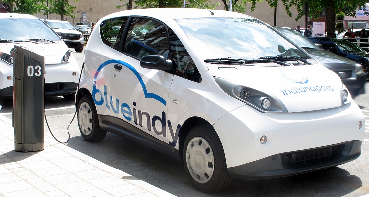 新能源汽車?yán)貌粩?部分重倉(cāng)基金存機(jī)會(huì)