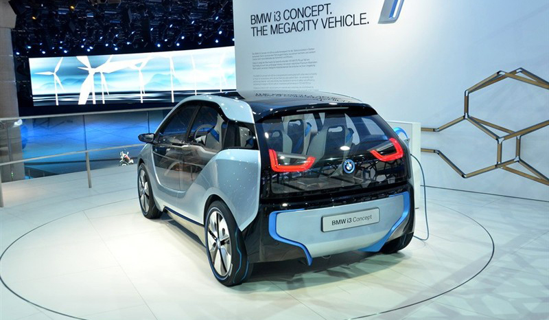 寶馬搶跑奔馳改道 新能源吹響破冰號(hào)角 