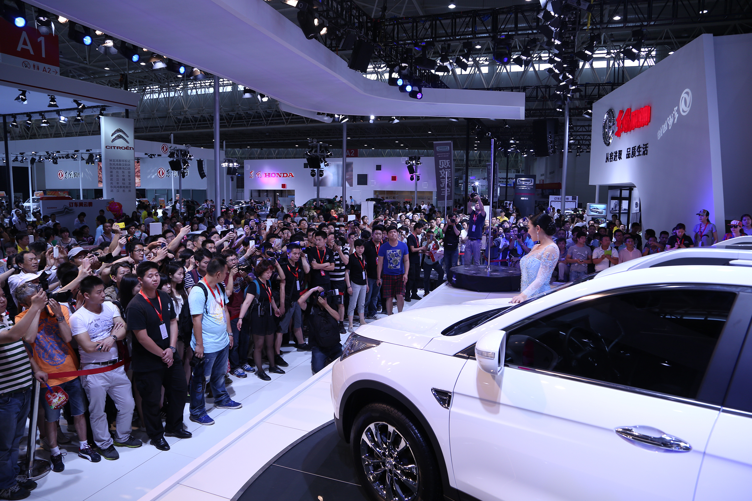 2016年中國新能源車充電站產業規模將達330.78億元