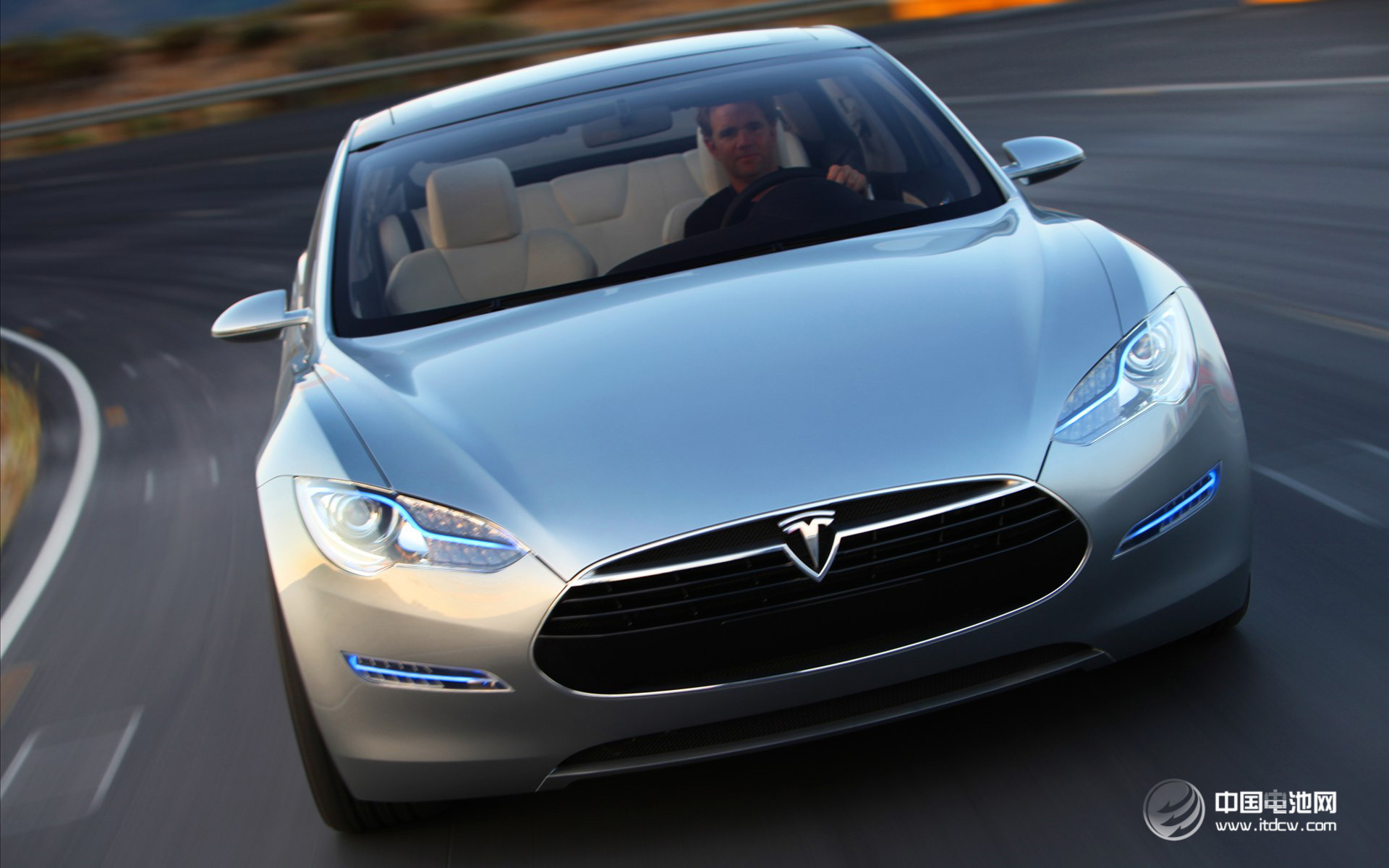 特斯拉公開專利 四輪驅(qū)動新能源汽車主題加速