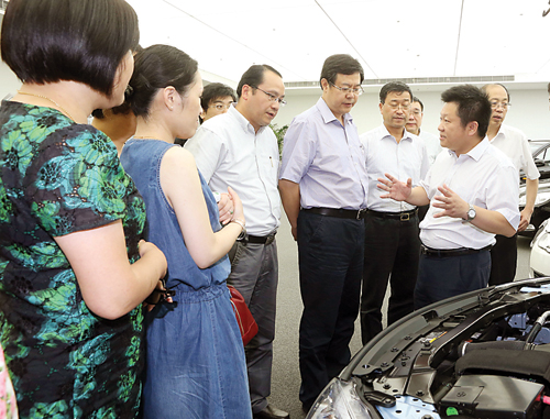 上海新能源車將免費充電 政協(xié)委員考察示范基地