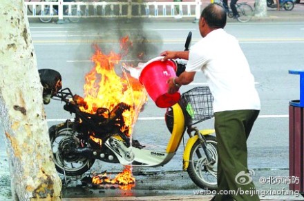 電動自行車安全問題令人心驚 充電屢現(xiàn)火災(zāi)隱患