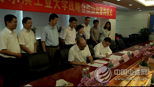 中科招商董事長單祥雙和哈工大副校長韓杰才在戰略合作協議上簽字