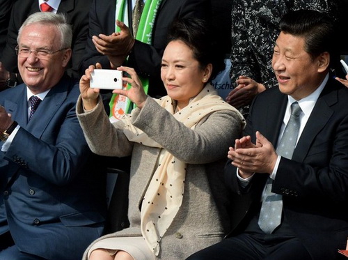 中國(guó)領(lǐng)導(dǎo)人攜國(guó)產(chǎn)手機(jī)出訪 李克強(qiáng)說(shuō)小米已成大米