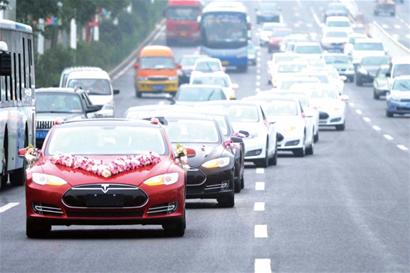 特斯拉跑車當(dāng)婚車純電動(dòng)車隊(duì)不排氣 特斯拉跑車當(dāng)婚車純電動(dòng)車隊(duì)不排氣