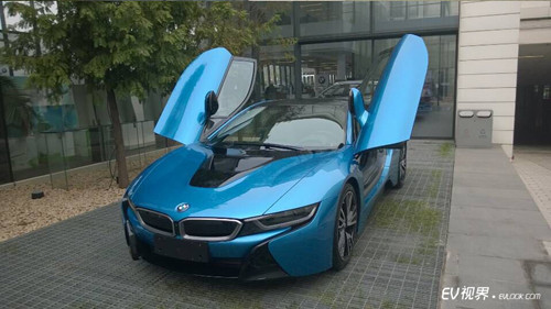 寶馬向中國(guó)大陸消費(fèi)者交付第一輛i8電動(dòng)跑車
