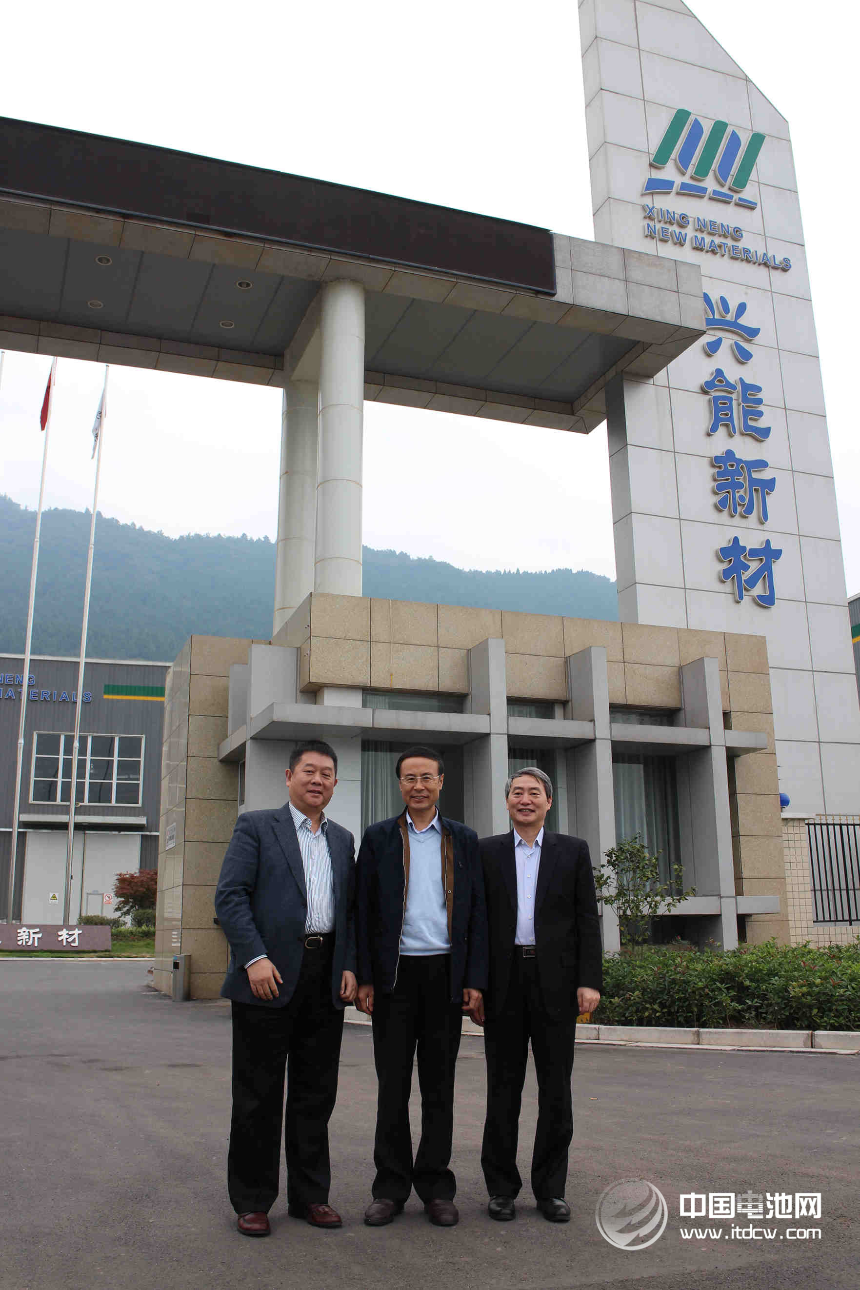 中國科學院萬立駿院士攜研究團隊郭玉國、曹安民及嚴會娟等研究員一行蒞臨成都興能新材料有限公司進行調研指導，并作學術報告和技術交流。