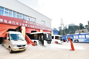 首批五龍純電動汽車下線 電動商務車1度電可跑3公里