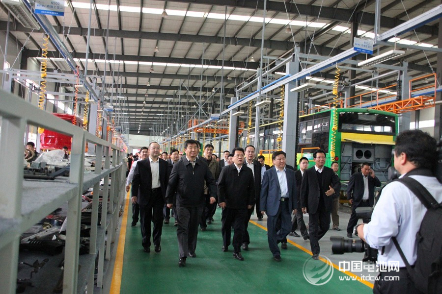 長江牌電動汽車首發車型下線  云南五龍正式投產