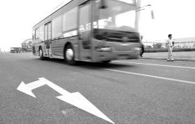 南車混合動力公交車。