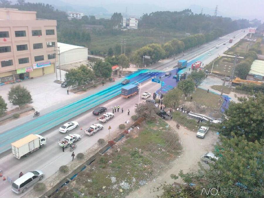 廣東江門6桶鋰電池廢電解液泄露 染藍近百米路面 廣東江門6桶鋰電池廢電解液泄露 染藍近百米路面