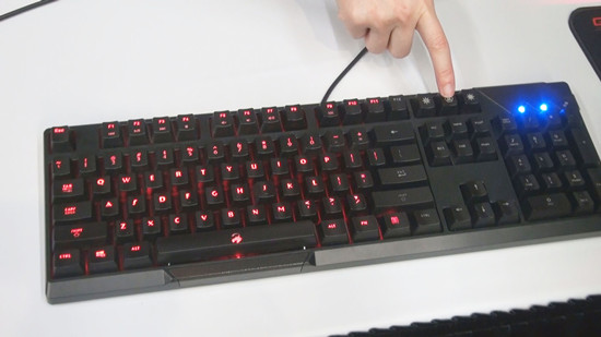 臺廠在CES展示可變色鍵盤、動態(tài)彎曲電池芯