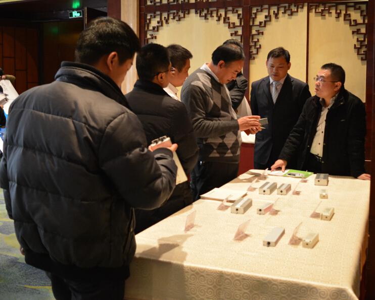 眾多參會(huì)企業(yè)代表對(duì)天寶現(xiàn)場(chǎng)展示的LED驅(qū)動(dòng)電源產(chǎn)品表現(xiàn)出濃厚的興趣 眾多參會(huì)企業(yè)代表對(duì)天寶現(xiàn)場(chǎng)展示的LED驅(qū)動(dòng)電源產(chǎn)品表現(xiàn)出濃厚的興趣