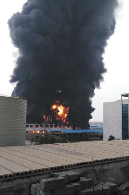 湖南寧鄉海納新材料爆炸濃煙沖天 多輛消防車參與救援