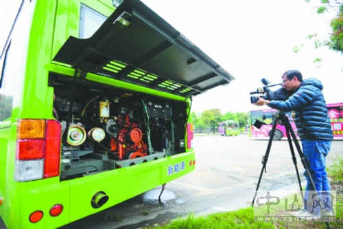 新能源公交車的尾部裝著新能源公交的核心動力--電池組。 記者繆曉劍攝