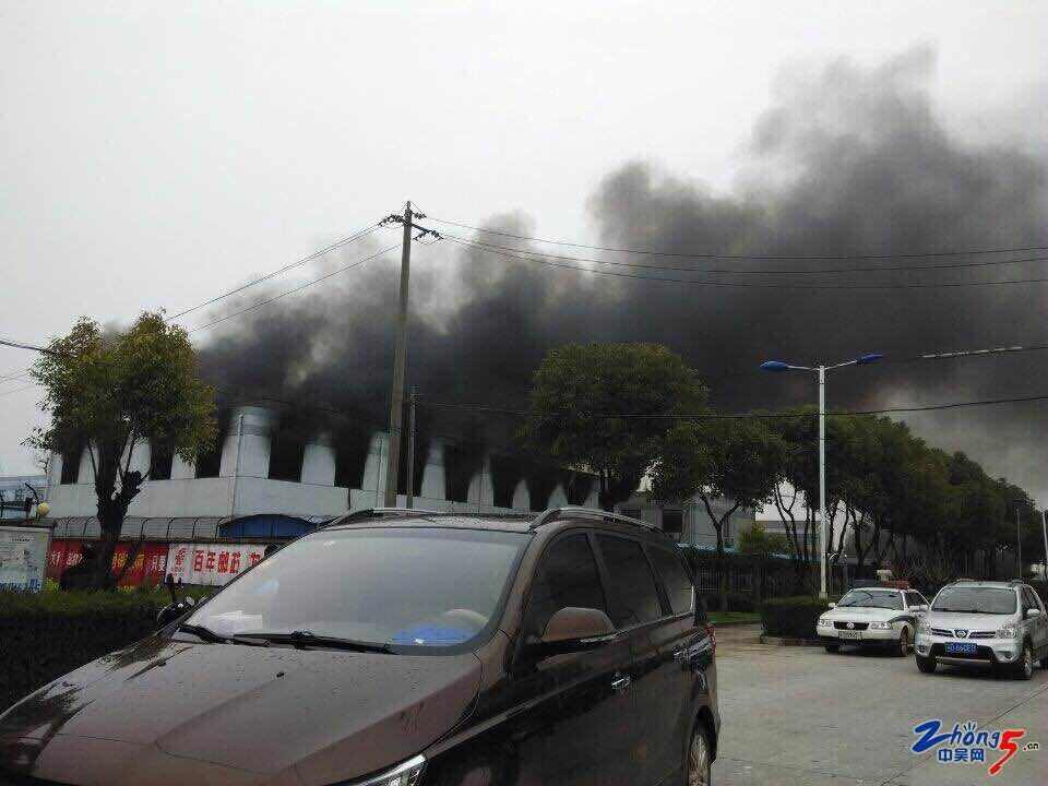 江蘇常州超創電池倉庫起火黑煙滾滾 消防速救挽損失