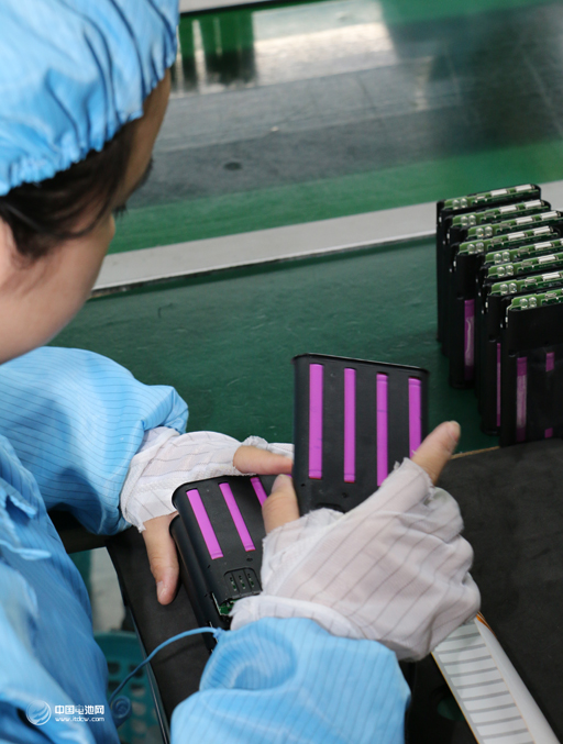 生產線上員工對產品制造流程的細節精益求精，確保每一只產品質量