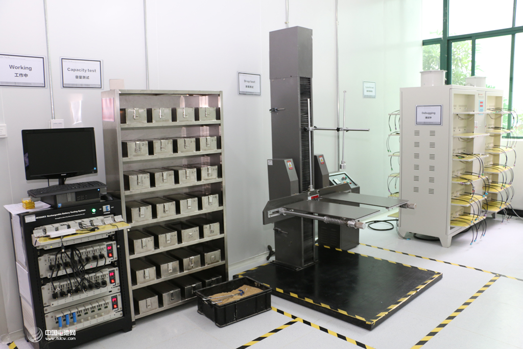 移動電源檢測中心設備一應俱全，實驗室一塵不染