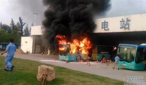 再報起火預警 新能源汽車產業的“三宗罪”