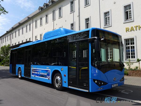 再傳綠色夢(mèng)想 比亞迪純電動(dòng)大巴駛?cè)氲聡?guó)歷史古城