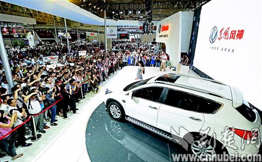 新能源車成華中車展明星 準車主盼多建充電樁 新能源車成華中車展明星 準車主盼多建充電樁