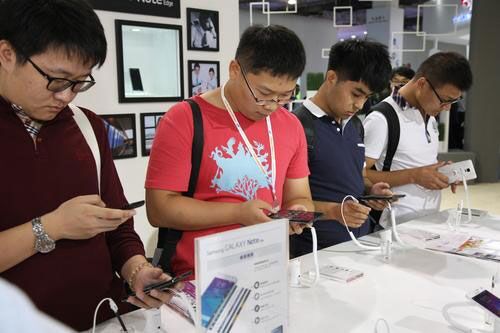 “移動(dòng)互聯(lián)網(wǎng)+X” 大屏手機(jī)引領(lǐng)移動(dòng)互聯(lián)網(wǎng)升級(jí) “移動(dòng)互聯(lián)網(wǎng)+X” 大屏手機(jī)引領(lǐng)移動(dòng)互聯(lián)網(wǎng)升級(jí)