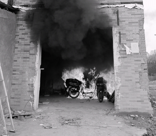 電動(dòng)車(chē)起火：3分鐘火場(chǎng)超千度 30秒毒氣覆蓋