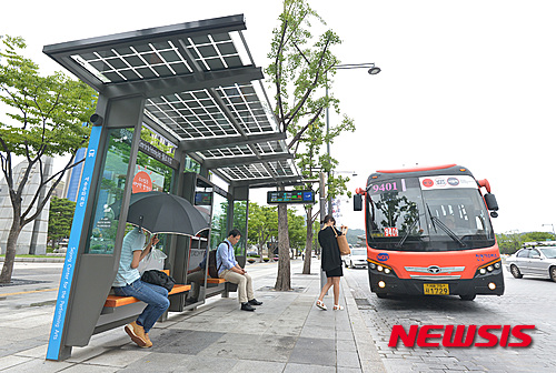 首爾公交站裝太陽能電池組  可同時為60部手機充電