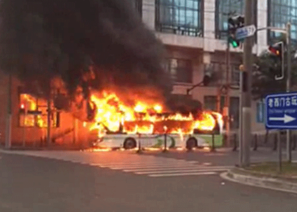 上海申沃超級電容公交車自燃 起火原因正在調查