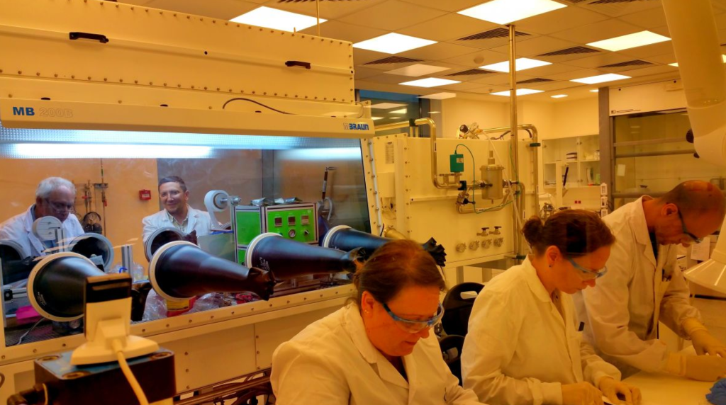 以色列正研發(fā)快充電池 電動汽車有望五分鐘充滿電