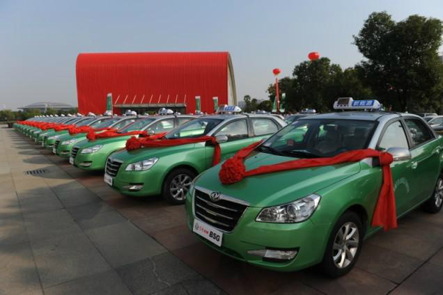 ，目前武漢新能源汽車示范推廣數量達3041臺，全市擁有充電設施684臺，這意味著平均每4.4輛新能源汽車就能共用一臺充電設施。 