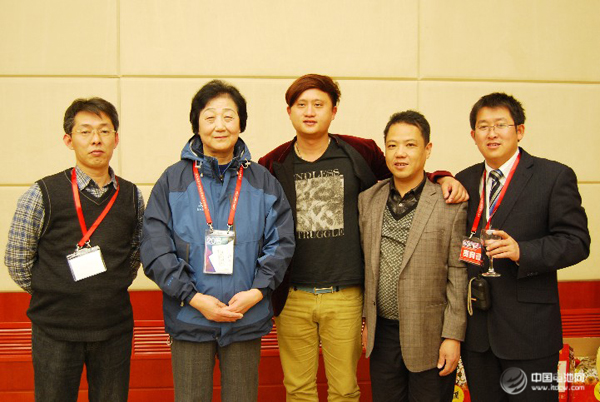 中國電池網(wǎng)創(chuàng)始人于清教與天津自行車協(xié)會理事長龔曉燕等合影 中國電池網(wǎng)創(chuàng)始人于清教與天津自行車協(xié)會理事長龔曉燕等合影